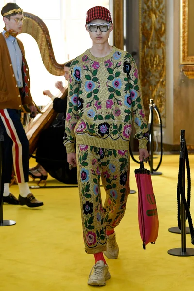 Look 100